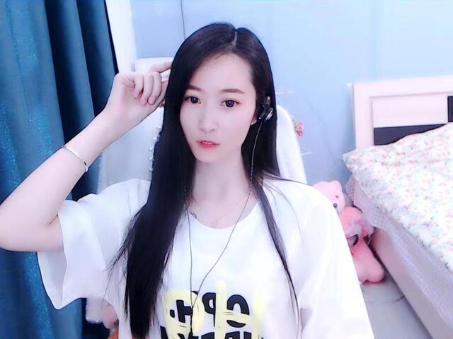 新人七月q海报