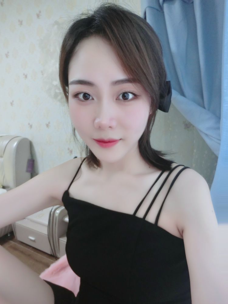 奕露西$唱歌的图片