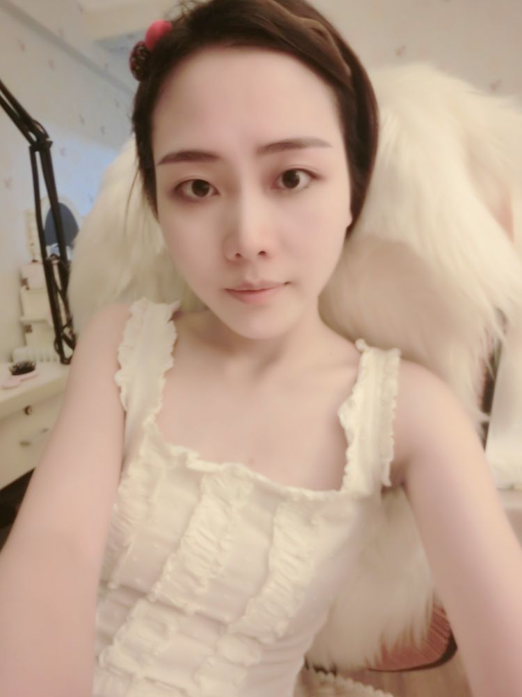 奕露西$唱歌的图片