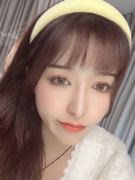 近视又散光主播照片
