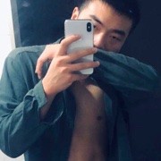 只能埋头喝水