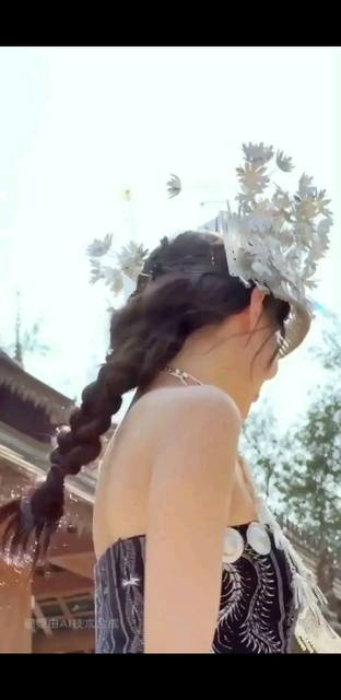 苗族小姐姐来了/窃笑