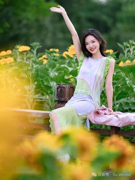 浪摆的女人主播照片