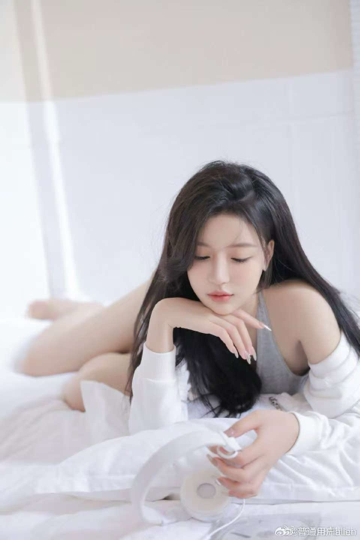 新人允恩～求保护海报