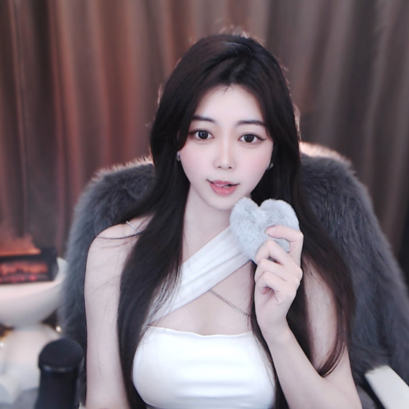 周圆圆等光～的主播海报