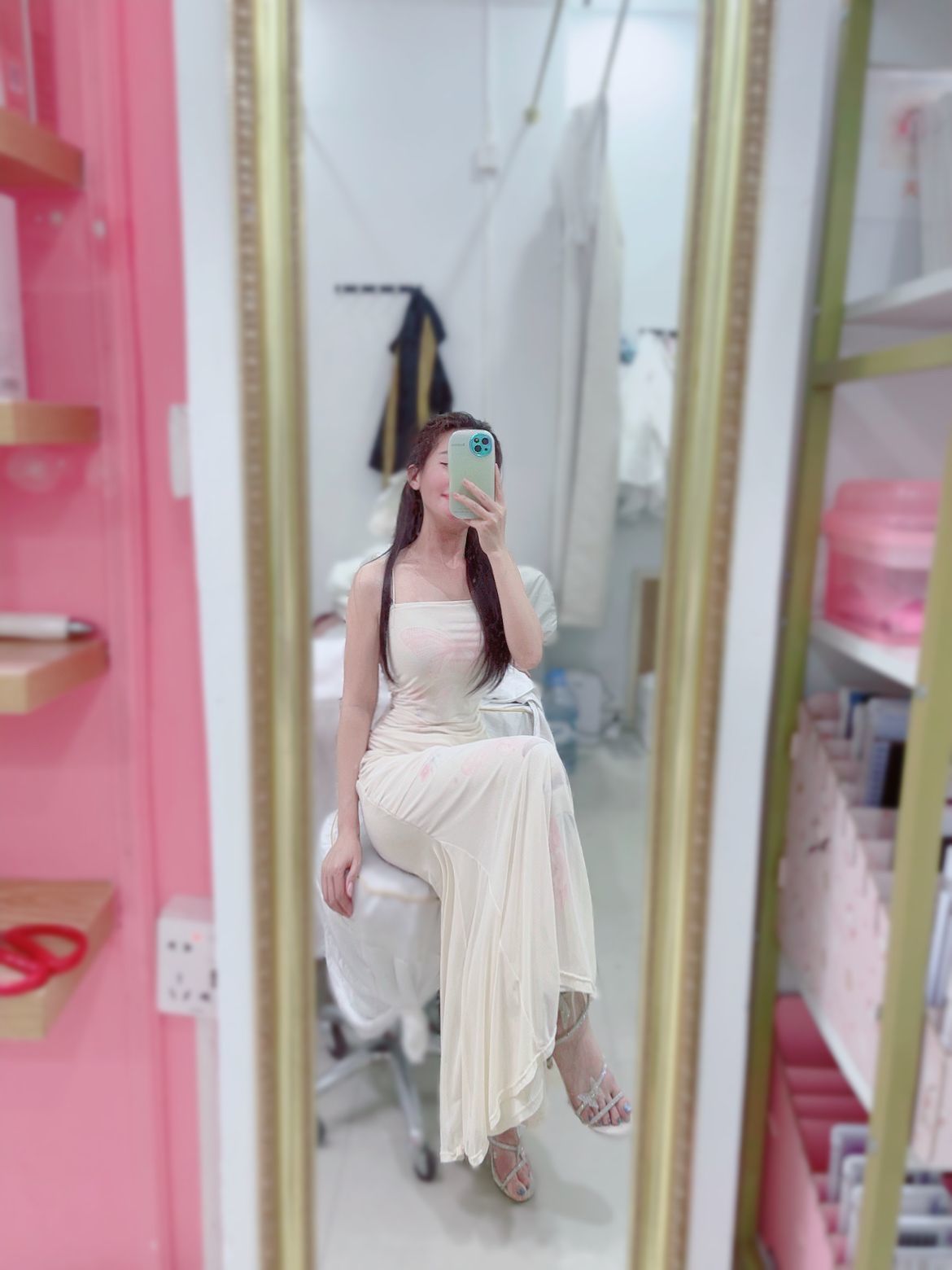 看杂志的蝉_的图片