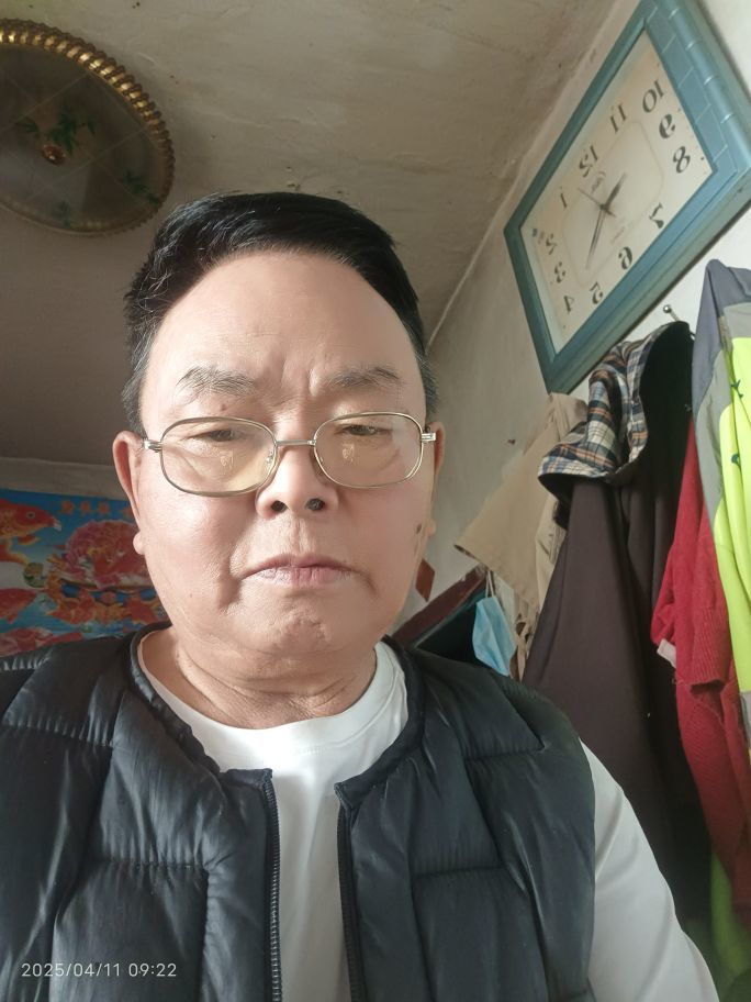 為了生活還在努力主播圖片