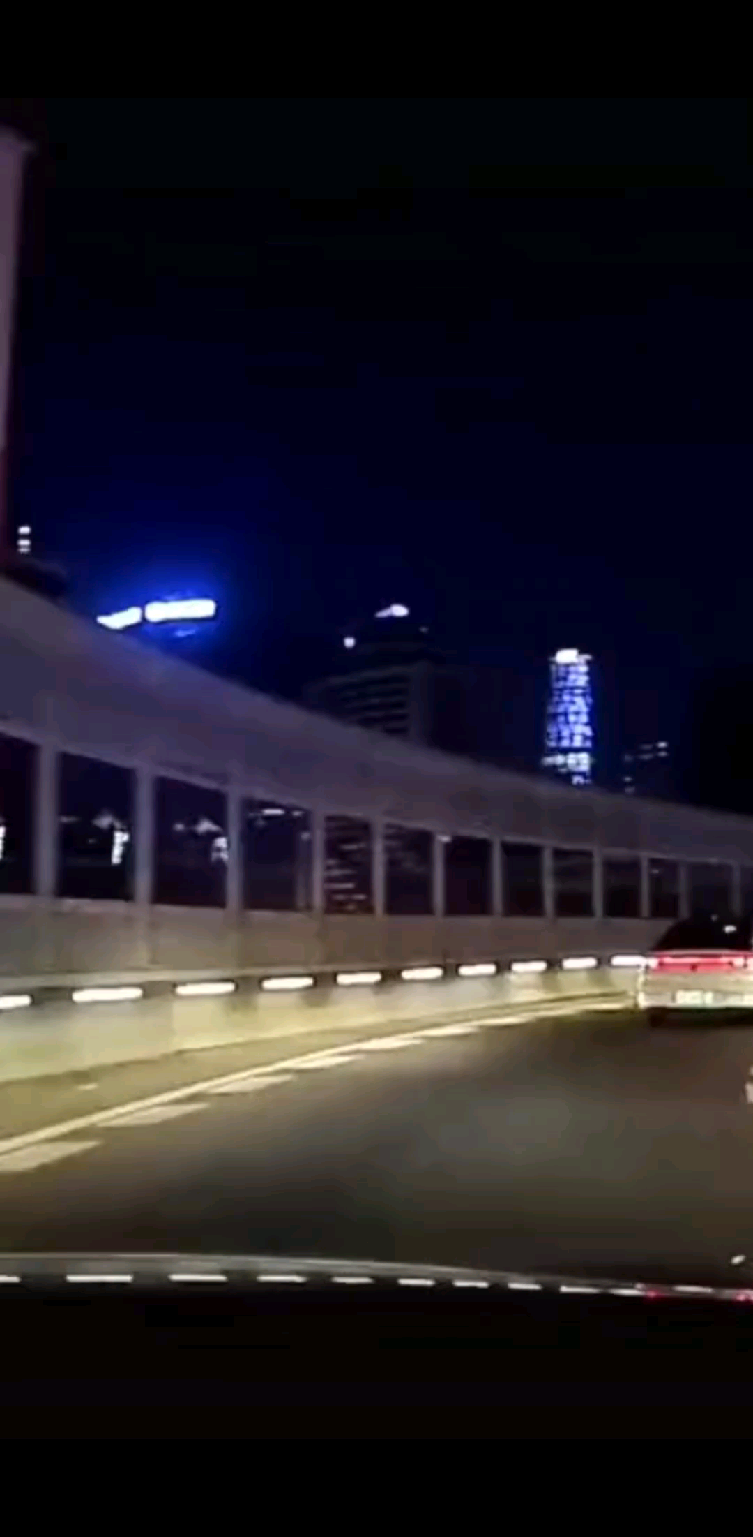 城市夜晚灯火通明，犹