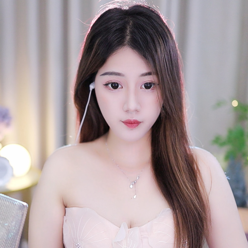 新人佳雪努力升钻呀~的主播海报