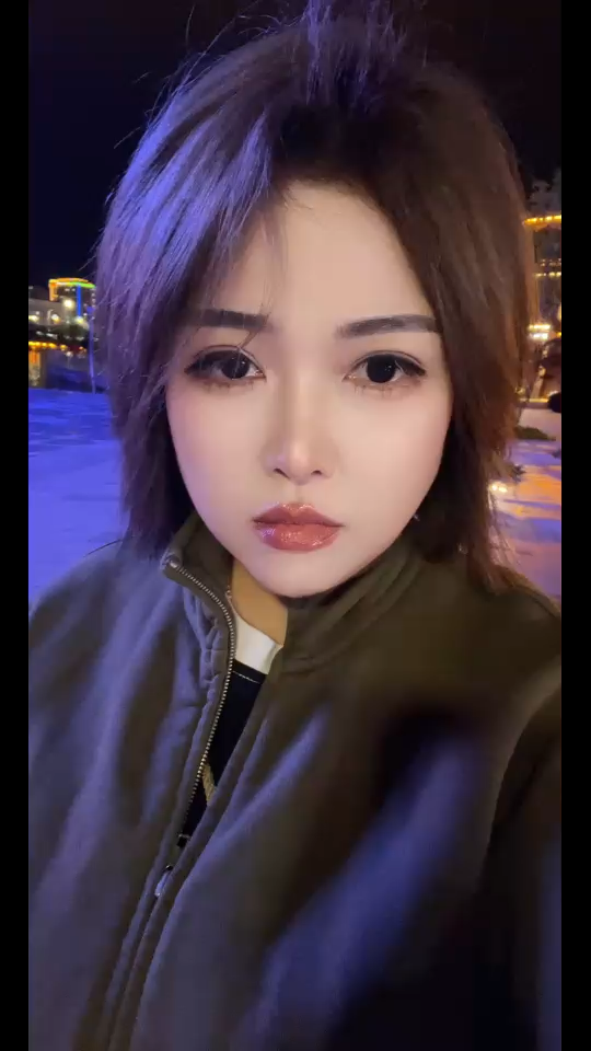 遛狗呢，马上回去直播