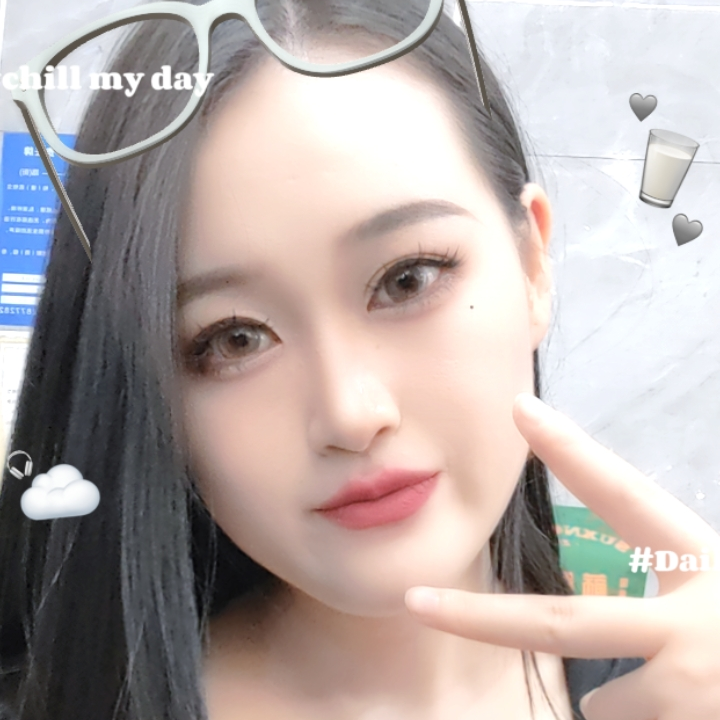 前凸后翘一个也做不到海报