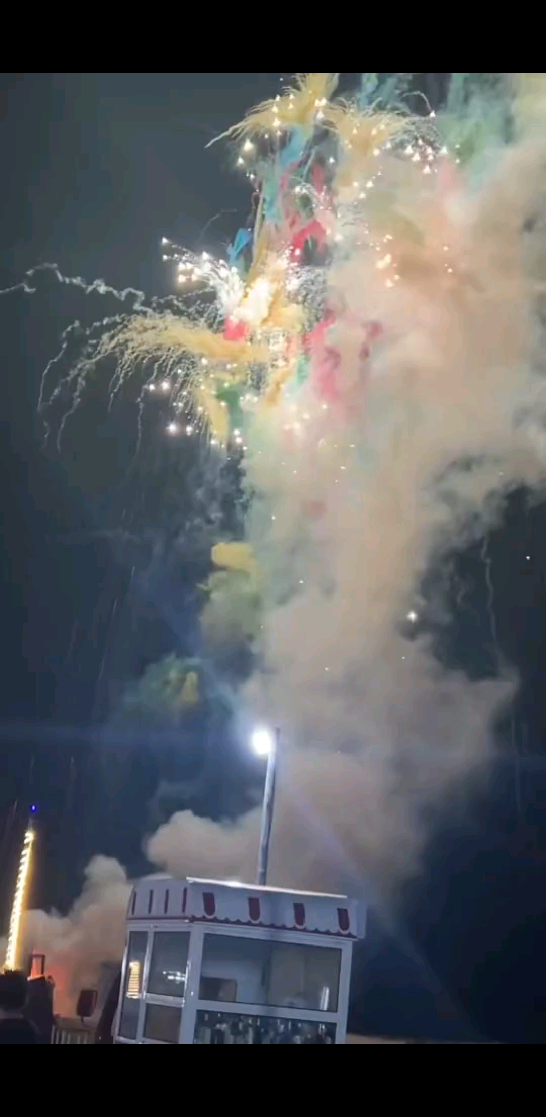 看烟花的人很多，但能