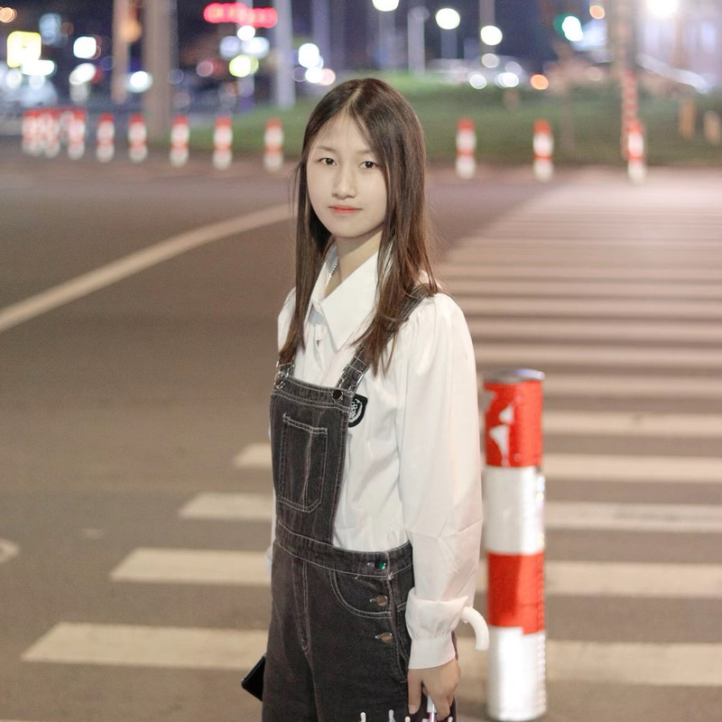 短发女孩🥰的主播海报