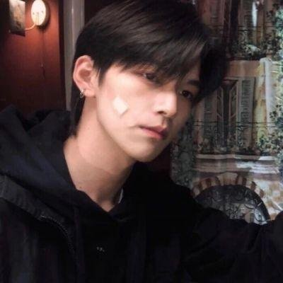 辰辰h。海报
