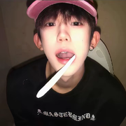 你脸红了唉