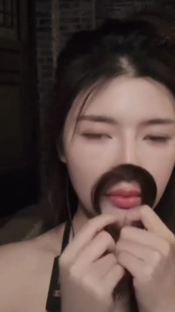 二两桃花醉今生的图片