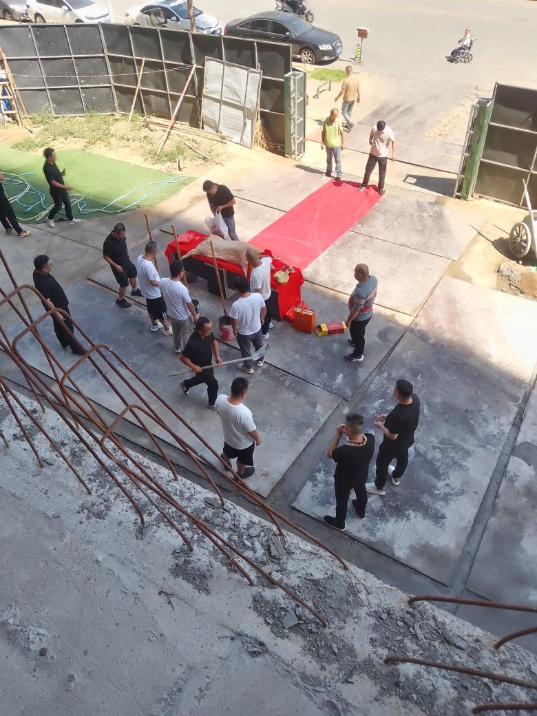 强哥宠梓洛的图片