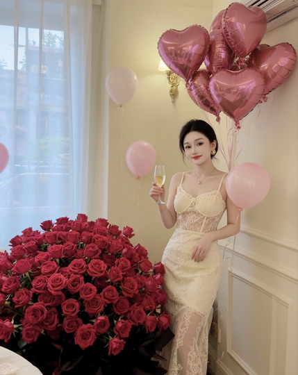 伊娜🥰海报