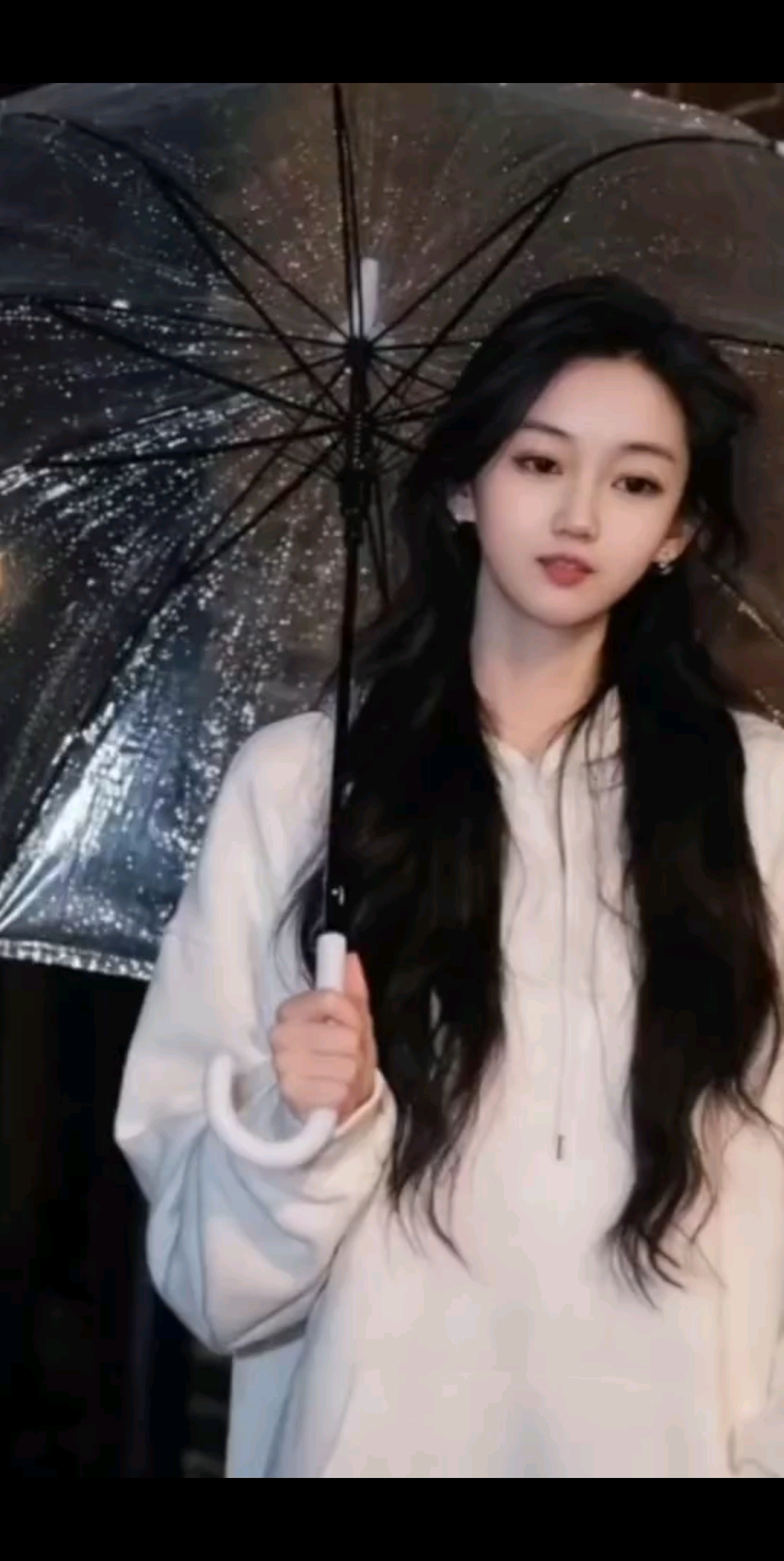 被打疯了，在雨中跳舞