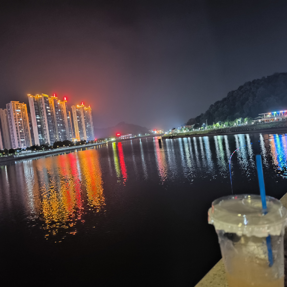细雨似微光海报