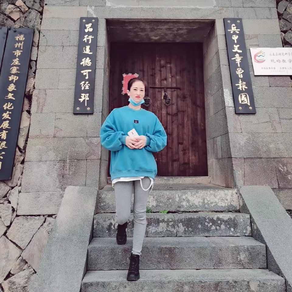 八百米。海报