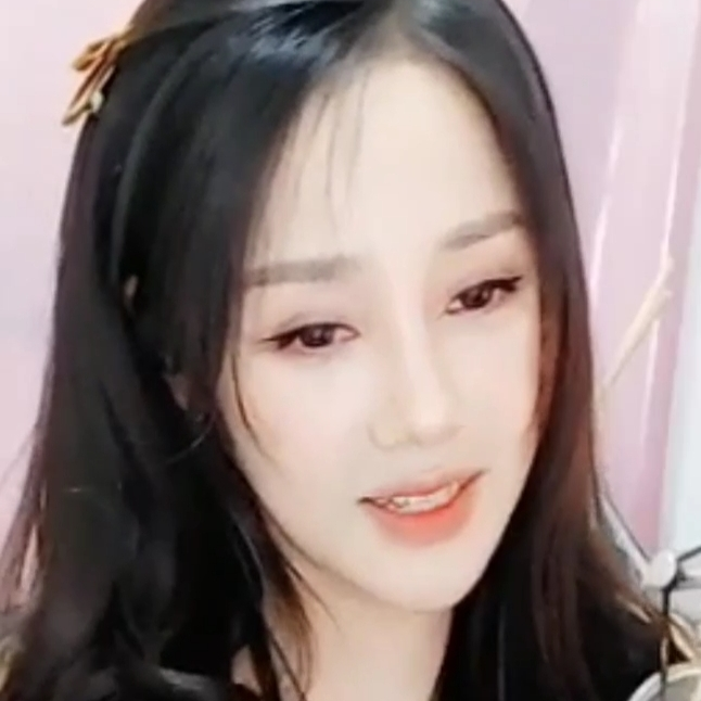 悄悄听歌小透明海报