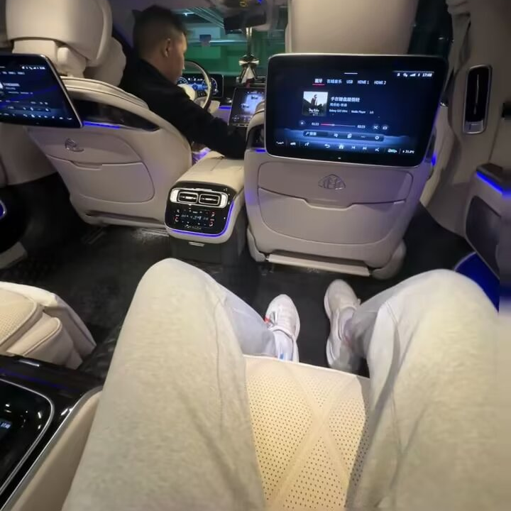 夜雨中的迈巴赫海报