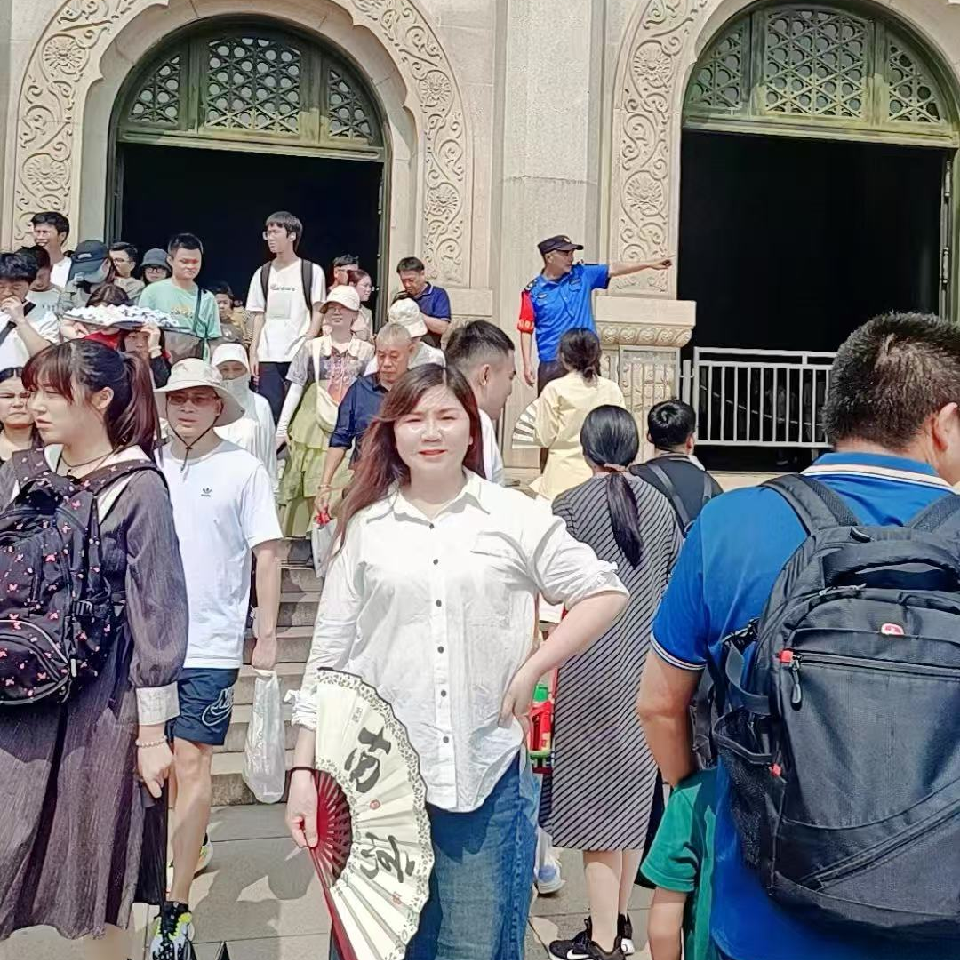 新人梅花海报
