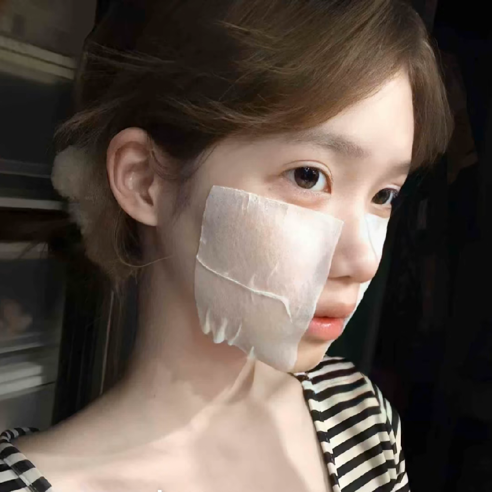 新人倒莓熊海报