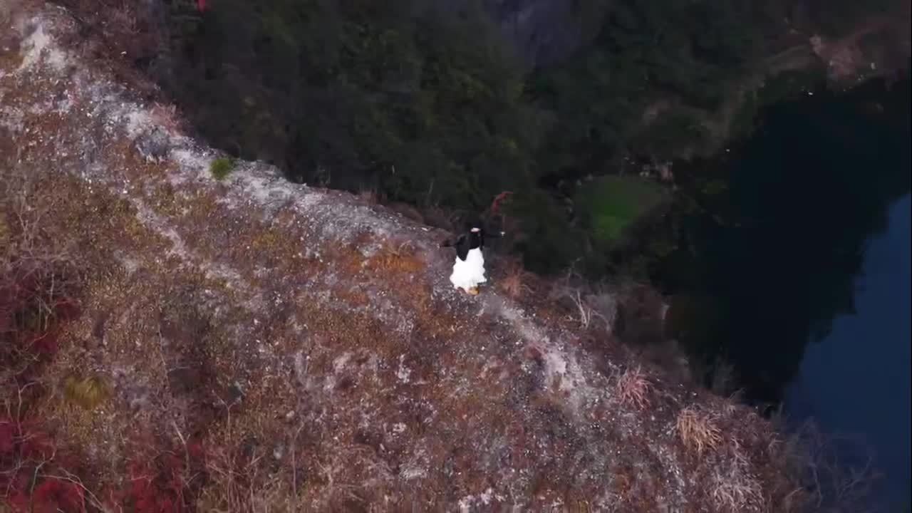 一边厌倦俗世的喧嚣