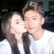 比荷花还花的男人