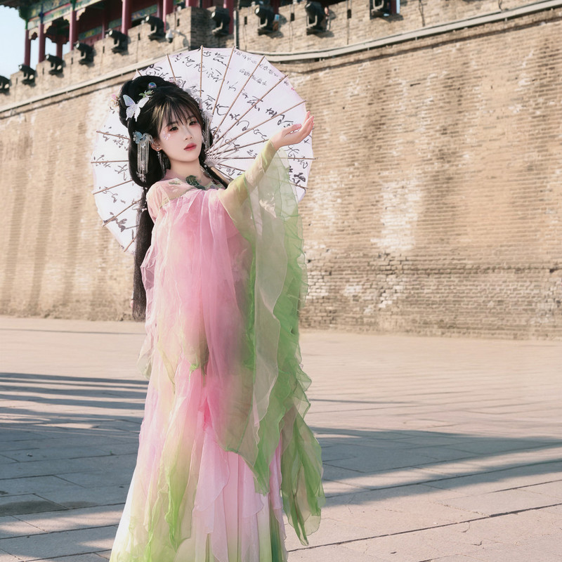 eee^-^的主播海报