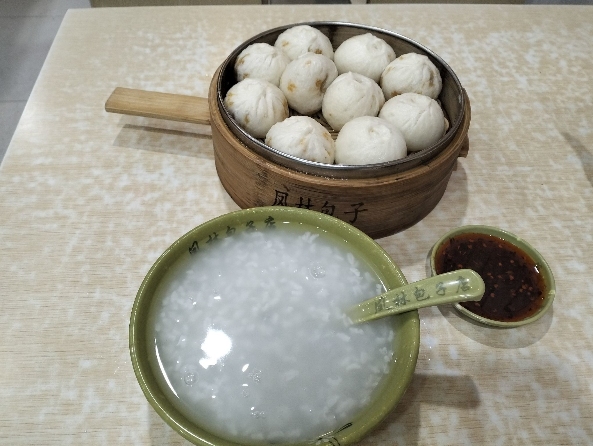 新人灵灵七主播图片