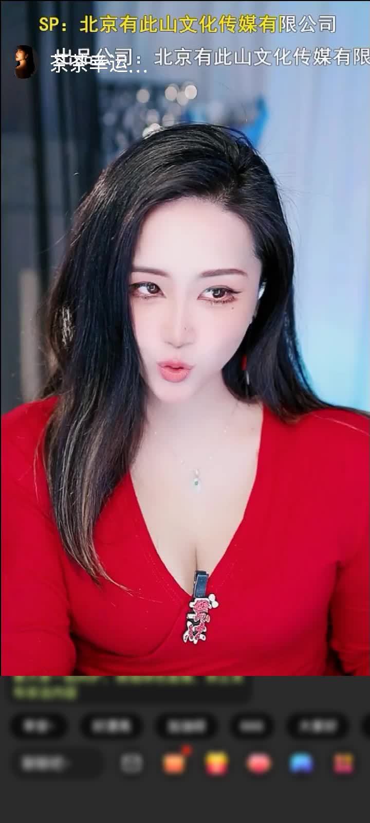 感謝顛倒u贈送滿滿的愛1個！來來來，上電視了！據(jù)說這個禮物還得感謝六房的小姐姐同事，據(jù)說大哥進(jìn)了三個房間有兩個房間都在說我，出于好奇來看了我兩次，第二次進(jìn)來跟我說你出名了，我一臉懵逼，我問大哥說啥了，他說都喊你茶茶姐，沒說壞話，要是愿意透露一下我都想親自去謝你，大哥出手闊綽，必須安排上電視！謝謝大哥！其實一開始我以為這是個小姐姐哈哈哈哈