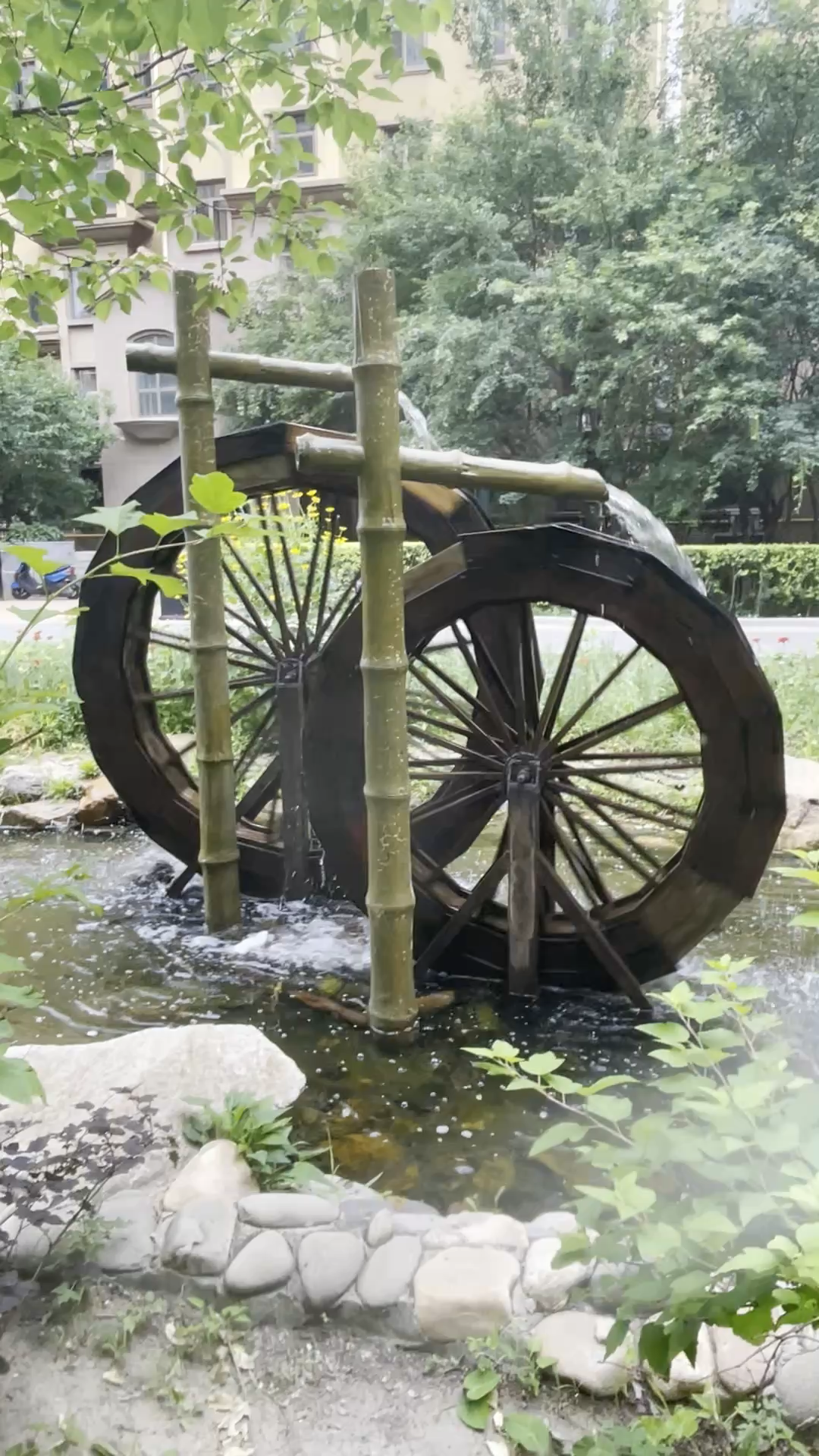 溪水日夜奔涌，拨动老