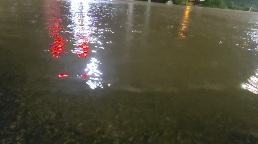 大雨困住出行，幸好有