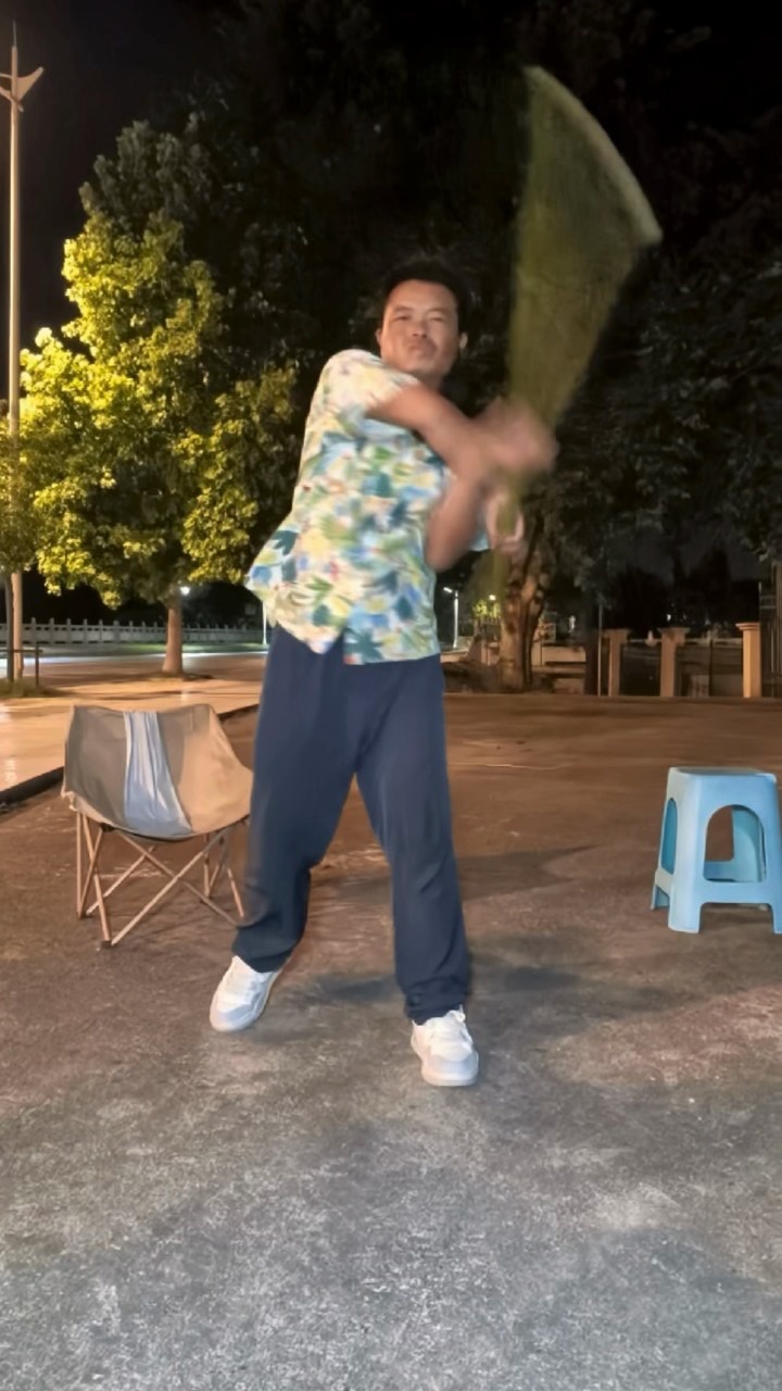 不求超越他人，但求超