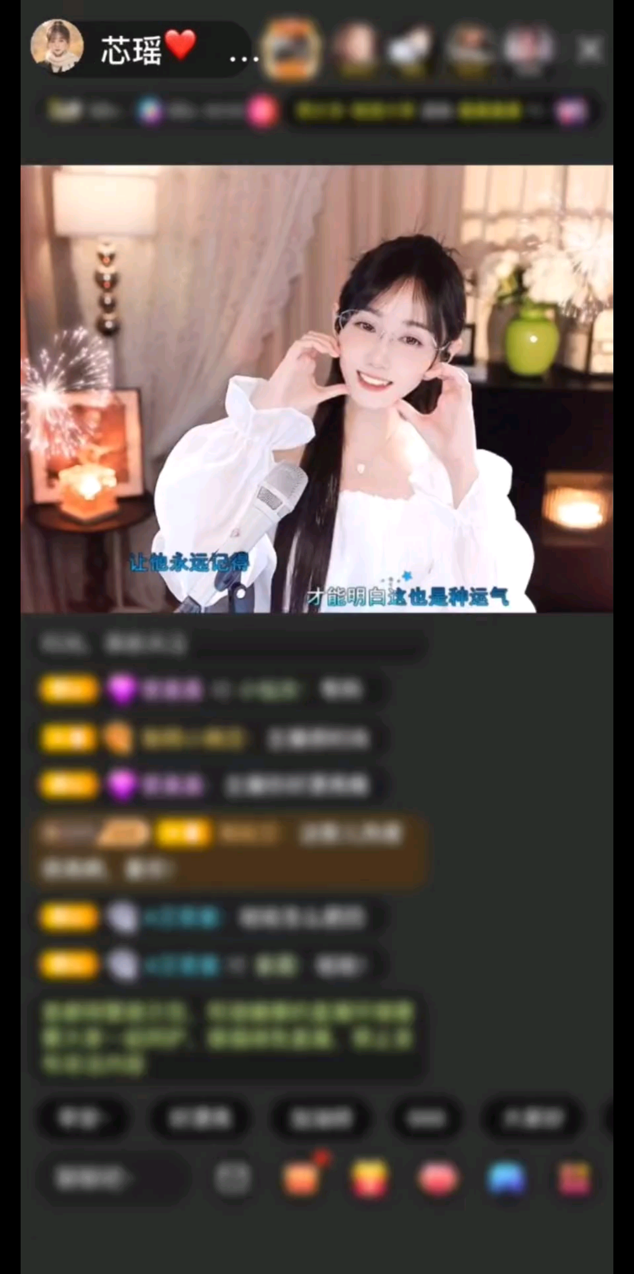 不善多言，眼底尽是温