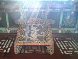 坐在墙下等红杏主播照片