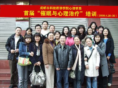 全国十大杰出青年的主播照片