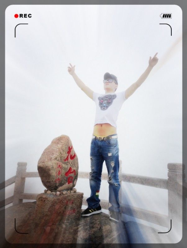 男人的泪在角落的主播照片