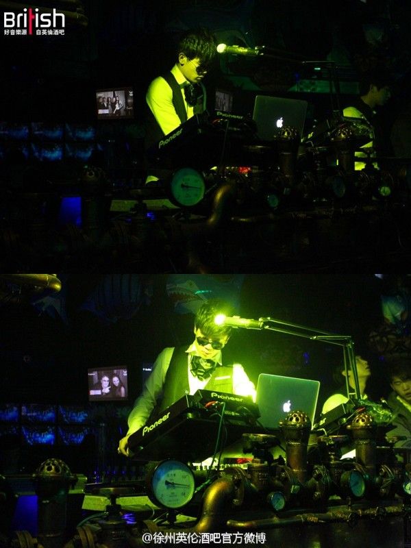 男人的泪在角落的主播照片