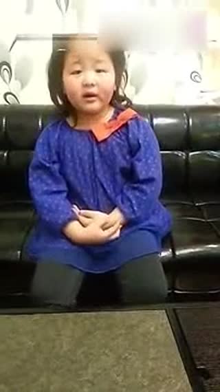 一个幼儿园的小女孩被狠心家长饿成皮包骨头了