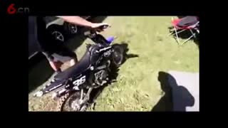 爱剪辑-短裙美女蠢萌作死出糗合集