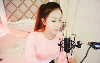 我也会给她看相片~给她讲《同桌的你》~