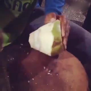 原来椰子还可以这么吃 椰汁喝完再吃光椰肉