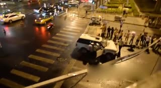 北京“路虎”深夜疑斗气冲下国贸桥 砸中桥下车辆