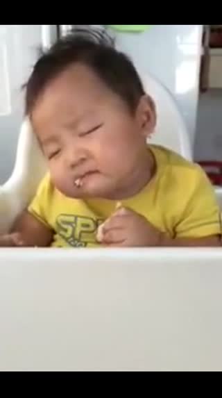  萌萌小吃货边吃边睡