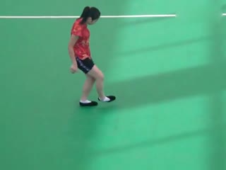我们玩的踢毽子跟这小姑凉比统统都弱爆了