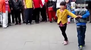 两个00后小孩的广场舞 独占鳌头_